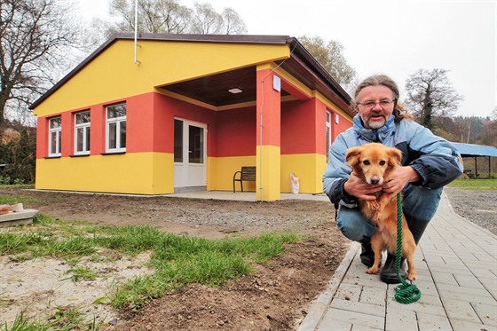 Marek Šinkovič, vedoucí ostrovského psího útulku Bety, pózuje s jedním z pejsků...