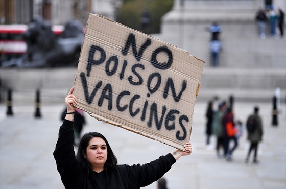 ena v Londýn protestuje proti koronavirovým opatením. (17. íjna 2020)
