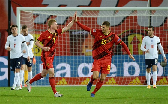 Belgiané Kevin De Bruyne (vlevo) a Thomas Meunier slaví gól svého týmu proti...