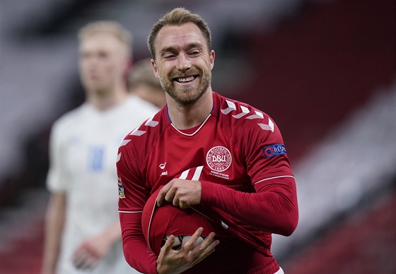 Dán Christian Eriksen se raduje z gólu proti Islandu.