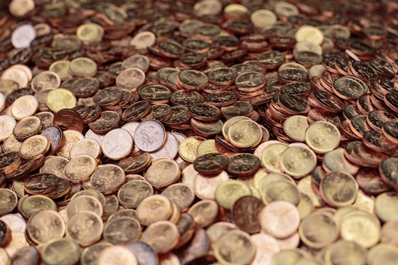 Kadá mince je výsledkem dlouhého etzce na sebe navazujících výrobních...