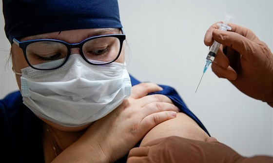 Medika v nemocnici dostává ruskou vakcínu Sputnik V proti nemoci covid-19....