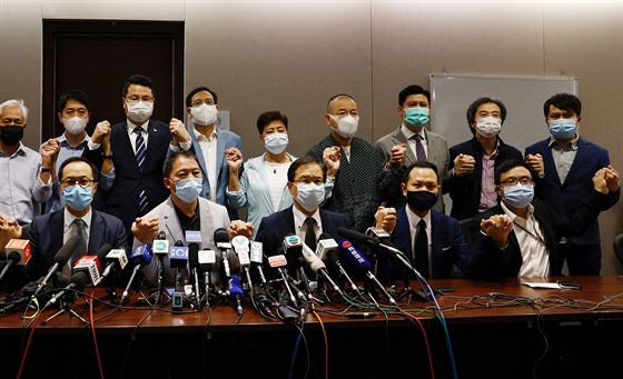 lenové hongkongského parlamentu, kteí se na protest vzdali svých funkcí. (11....