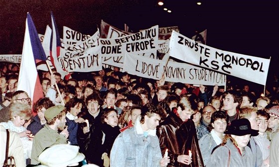 Shromádní student a oban na Albertov 17. listopadu 1989.