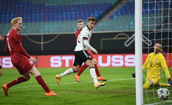 Nmecký fotbalista Luca Waldschmidt stílí úvodní gól zápasu proti esku....