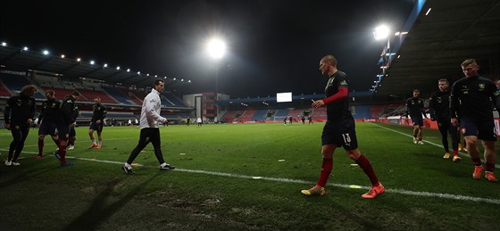 etí fotbalisté pi rozcviení ped zápasem Ligy národ proti Izraeli.