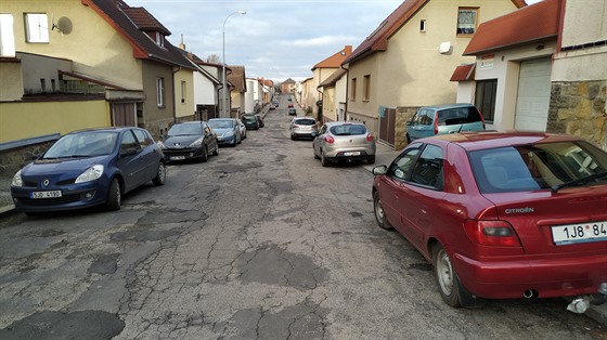 Vrchlického ulice protíná celé sídlit Letná od západu na východ. Je i s...