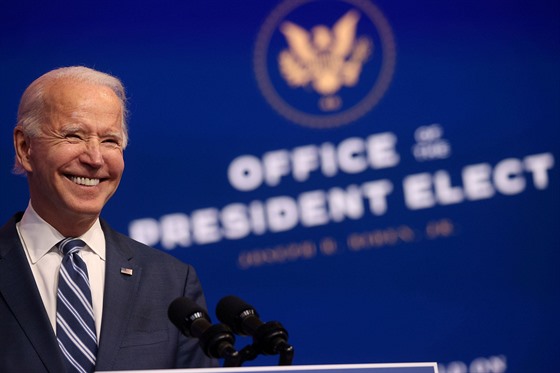Nov zvolený americký prezident Joe Biden se usmívá bhem projevu ve svém...