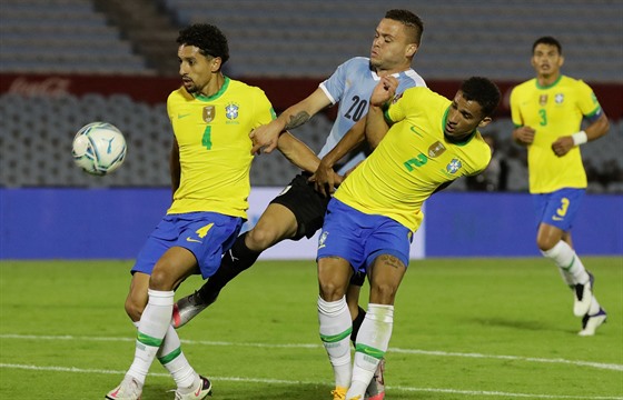 Uruguayský fotbalista Jonathan Rodriguez se snaží prosadit mezi Brazilci...