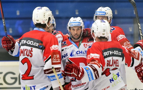 Pardubičtí hokejisté se radují z gólu, uprostřed střelec Vladimír Svačina.