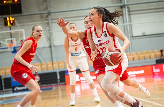 eská basketbalistka Michaela Matuková (vpravo) pi své reprezentaní premiée...