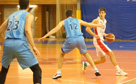 Radek Farský (vpravo) z Brna útoí v zápase s Olomouckem kolem Lukáe Sychry.