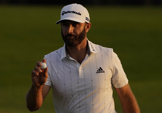 Dustin Johnson se raduje bhem povedeného tetího kola na Masters.