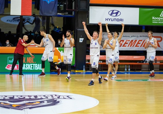 Basketbalisté USK Praha se radují z vítzství nad Nymburkem.