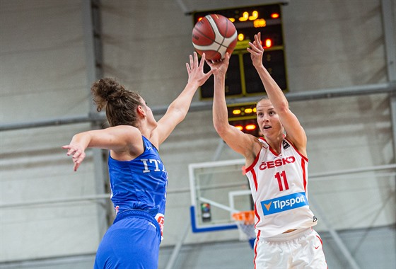 eská basketbalistka Kateina Elhotová (vpravo) stílí na ko v zápase s Itálií.