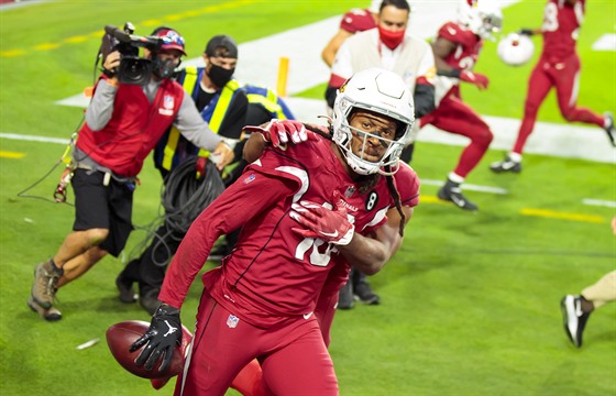 DeAndre Hopkins z Arizona Cardinals se raduje z vítzné akce proti Buffalo...