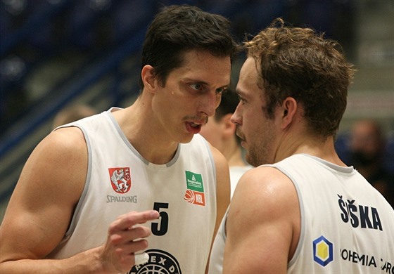 Tomáš Pomikálek (vlevo) a Ondřej Šiška z Děčína v zápase s Ústím