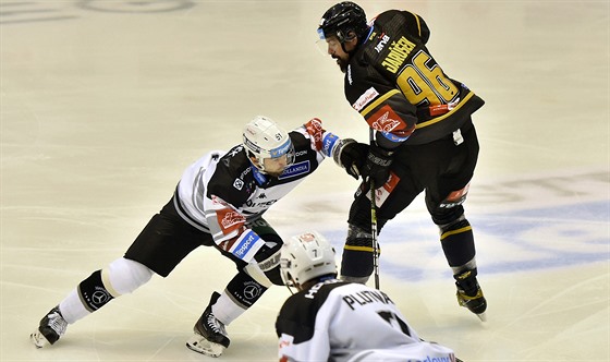 Dominik Gra�ák z Karlových Var� (vlevo) a Richard Jar��ek z Litvínova v souboji...