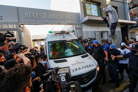 Ambulance, která peváí Diega Maradonu z nemocnice na odvykací kúru, projídí...