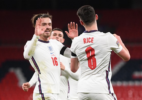 Anglický fotbalista Declan Rice se raduje z gólu proti Islandu se spoluhrá�em...