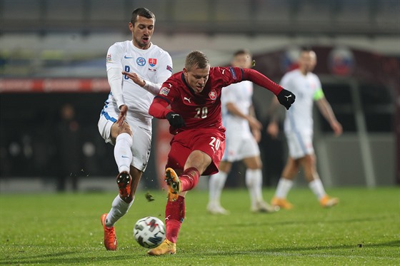 Střídající český forvard Matěj Vydra v akci během zápasu se Slovenskem.