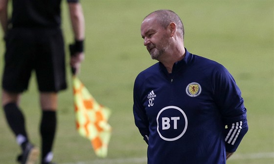 Steve Clarke, trenér skotské fotbalové reprezentace, kroutí hlavou během utkání...