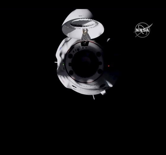 Lo Crew Dragon se 17.11. 2020 pibliuje k ISS.