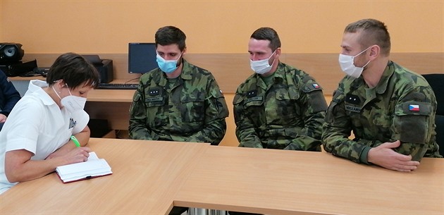 Do pelhimovské nemocnice dorazilo jedenáct voják z posádky Jindichv Hradec....