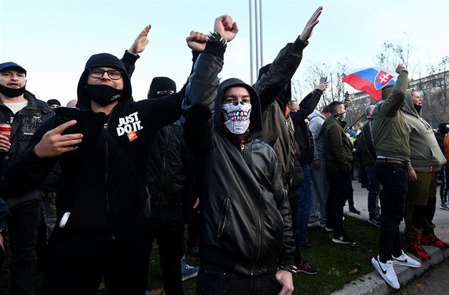 V Bratislavě házel během demonstrace kameny na policisty. Čech dostal za útok pět let vězení