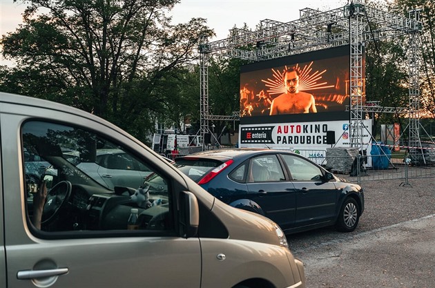 Autokino v areálu dostihového závodit v Pardubicích lákalo na filmy u na...