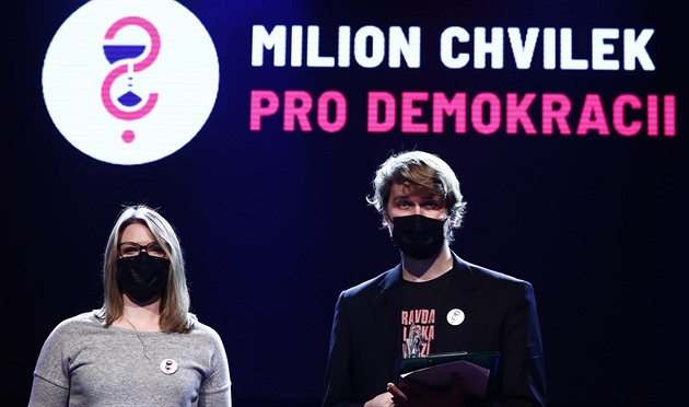 Spolek Milion chvilek odvysílal online demonstraci, představila Rok změny -  iDNES.cz