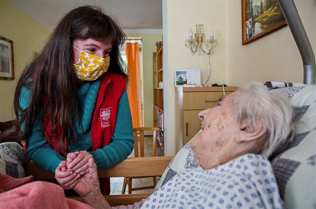 Milion lidí pečuje o blízké a živoří. Stát pomáhá jen třetině z nich