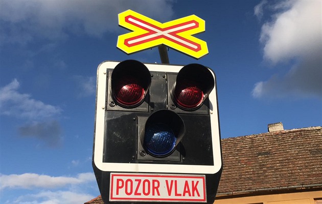 Ke sráce vlaku s osobním automobilem dolo na pejezdu u obce Hýskov....