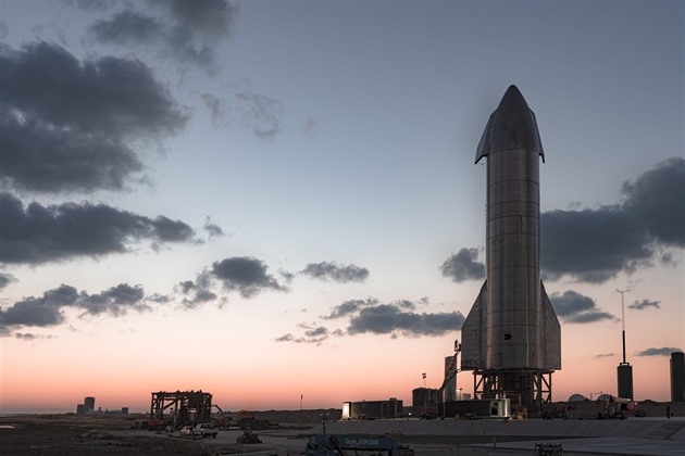 Nová loď společnosti SpaceX při zkoušce málem vybuchla kvůli motorům