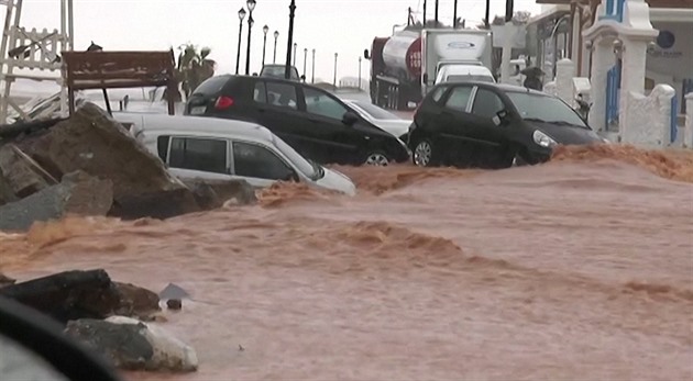 Divoká voda strhla auta do moře. Krétu zasáhl přívalový déšť a záplavy