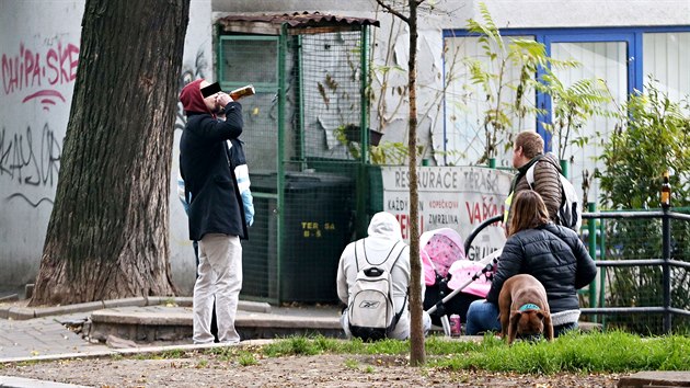 Láhve navzdory zákazu. Stráníci v Brn nejastji nachytají skupinky lidí s...