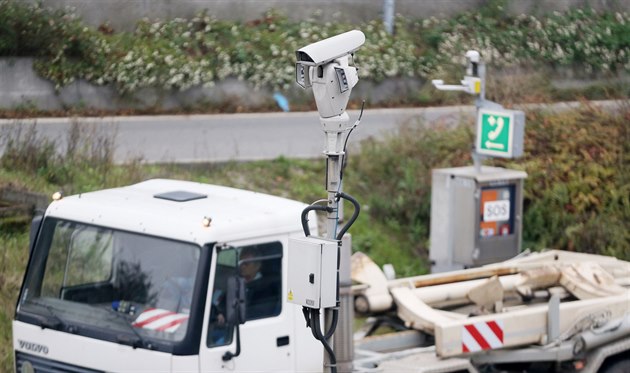 Pi úsekovém mení kamera zachytí auto na zaátku a na konci sledované trasy a...