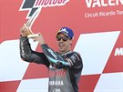 Ital Franco Morbidelli slaví triumf na Velké cen Valencie v kategorii MotoGP.