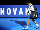 Srb Novak Djokovi pichází na kurt ped svým prvním zápasem na Turnaji mistr...