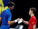 Srb Novak Djokovi (vlevo) a Argentinec Diego Schwartzman po utkání na Turnaji...