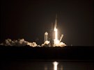 Raketa Falcon 9 spolenosti SpaceX pi startu (15. listopadu 2020)