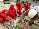 Aktivisté z hnutí Extinction Rebellion demonstrují ped praskou budovou...