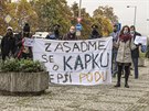 Aktivisté z hnutí Extinction Rebellion demonstrují ped praskou budovou...