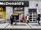 Výdejní okénko restaurace McDonald's na I. P. Pavlova v Praze