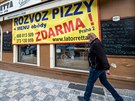 Vdejn oknko pizzerie v Anglick ulici v Praze