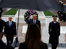 Donald Trump navtívil pi píleitosti oslav Dne veterán hrob neznámého...