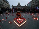 Zapalování svíek na Václavském námstí 17.listopadu 2020 pi demonstraci proti...