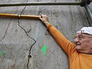 Jaroslav Klimt z Vaova na snmku z roku 2014 ukazuje prasklinu a  vypouklinu...