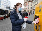 Dezinfikuj� se tla��tka na semaforech, bankomatech �i automatech na j�zdenky.