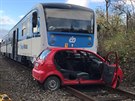Vlak se s osobnm autem srazil na pejezdu u obce Hskov. (16. listopadu 2020)